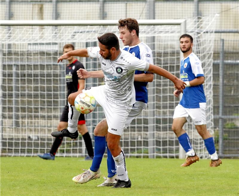 Zwei Kreisderbys unter Flutlicht Im Hinspiel gegen den Goslarer SC 08 feiert Okers Spielertrainer Mehmet-Ali Tozlu sein Debüt an der Linie und auf dem Feld. Die Begegnung am Osterfeld endet mit einem für den VfL glücklichen 2:2. Foto: Epping