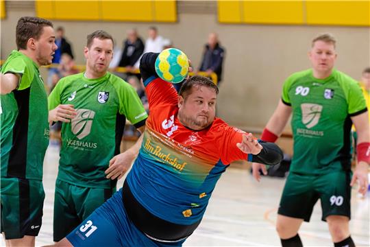 Im Hinspiel gegen die HSG Langelsheim/Astfeld im November steht Hornburgs Trainer Philipp Grünke noch selbst auf der Platte. Der MTV gewinnt mit 34:24 deutlich. Grünke wirft dabei ein Tor. Foto: Drechsler