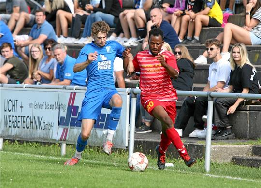 Im Hinspiel hat der SC 18 Harlingerode mit Idrissa Kone (re.) gegen die FG Vienenburg/Wiedelah, hier Darisusz Makowski, mit 3:2 die Nase vorn. Foto: GZ-Archiv
