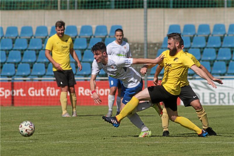 Rammelsberg empfängt den GSC zum Stadtderby, Oker gegen FCO Im Hinspiel zwischen dem Goslarer SC 08 und dem SV Rammelsberg leitet Yannik Frank (li.) in dieser Szene das 1:0 durch Raul Lora-Moreno für den GSC ein. Nicolai Jabri (re.) und der SV Rammelsberg verlieren das Stadtderby 0:2. Foto: GZ-Archiv