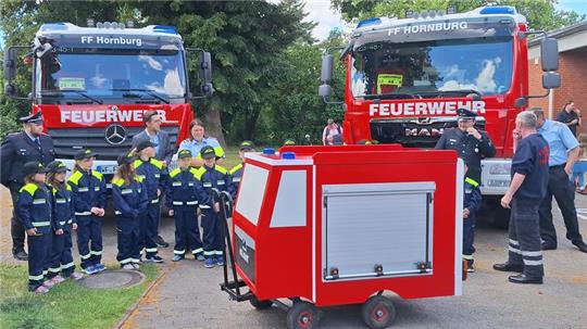Im Hintergrund: das LF 10 und HLF 20 der Freiwilligen Feuerwehr Hornburg. Aber auch die „Hornburger Löschbande“ hat ein neues Fahrzeug sowie neue Dienstkleidung erhalten.