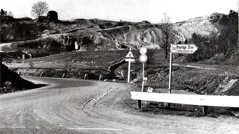 Irrtum zur Heinrichsflut 1965: Dammbruch in Clausthal neu datiert Im Hintergrund ist das Trümmerfeld unterhalb des Dammes zu sehen. Die Straße im Vordergrund ist schon wieder geräumt.