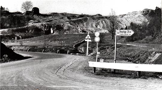 Im Hintergrund ist das Trümmerfeld unterhalb des Dammes zu sehen. Die Straße im Vordergrund ist schon wieder geräumt.