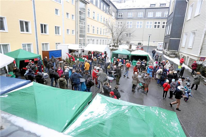 Budenzauber im Hof der TU Clausthal ist gut besucht Im Hof der TU werden die Buden und Stände als Marktplatz angeordnet.