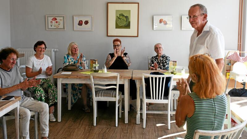 Studien der verschiedenen Stadien der Vergänglichkeit Im Hofcafé kommen die kleinen Kunstwerke von Hans Manhart (stehend) gut zur Geltung. Trotz sommerlicher Hitze hatte der Bad Harzburger ein interessiertes Publikum zur Vernissage.