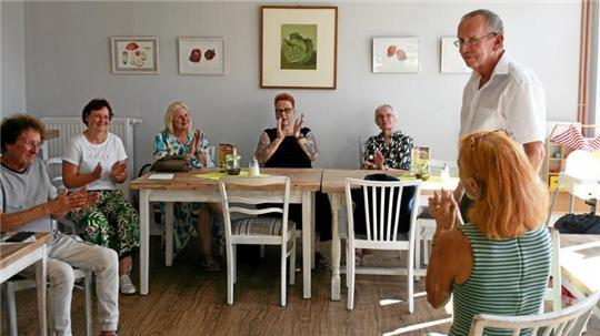 Im Hofcafé kommen die kleinen Kunstwerke von Hans Manhart (stehend) gut zur Geltung. Trotz sommerlicher Hitze hatte der Bad Harzburger ein interessiertes Publikum zur Vernissage.