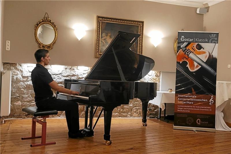 Israeli Tomer Rubinstein, ein Mann zwischen Musik und Militär Im Hotel „Alte Münze“ gestaltete Tomer Rubinstein eine Serenade. Münze-Chefin Rosemarie Prien lud die Pianisten auch zum Proben ins Hotel ein, als das Kreishaus während des Verkehrsgerichtstages nicht mehr zur Verfügung stand – eine große Hilfe.