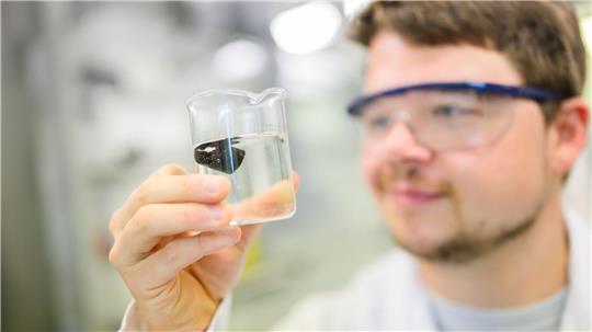 „Im Idealfall bleiben nur Kohlendioxid und Wasser übrig“: Chemiker Dennis Kollofrath hat ein Hydrogel entwickelt, das Mikroplastik aus Gewässern aufnehmen und zersetzen kann.