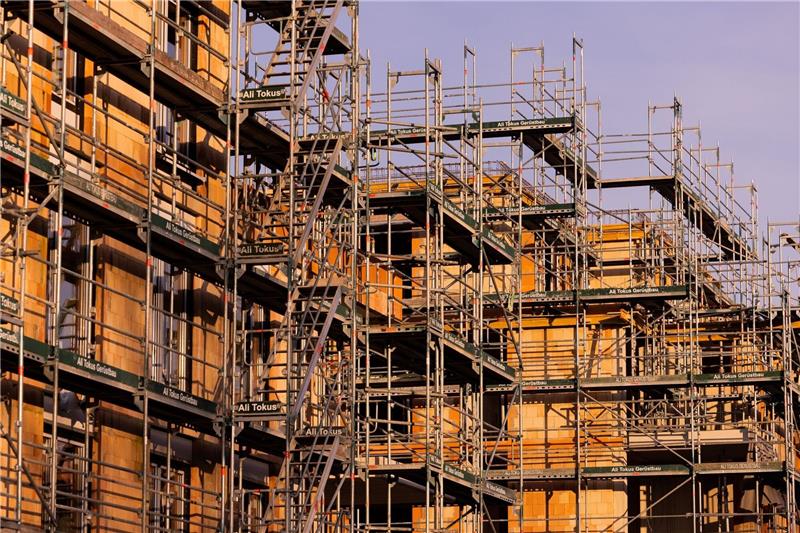 Umfrage: Immobilienkrise dauert 2024 an Im Immobilienmarkt machten zuletzt die gesunkenen Kreditzinsen und die hohe Nachfrage nach Wohnungen gerade in Städten Hoffnung. EY geht aber davon aus, dass die Immobilienkrise dieses Jahr weitergeht (Symbolbild).