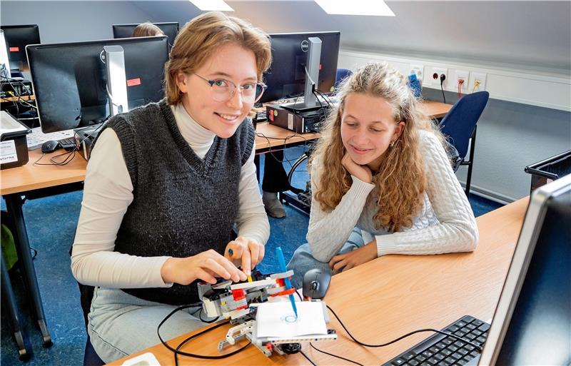 TU Clausthal lädt Schülerinnen zum Schnupperstudium Im Informatik-Workshop programmieren die Teilnehmerinnen einen Spirographen und können damit Muster auf Papier zeichnen. Foto: Dell’Aquila/ TU Clausthal