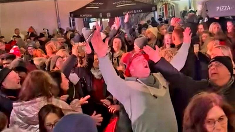 Am Super-Samstag kommen Besucher aus ganz Deutschland Menschen feiern auf einer Party im freien.