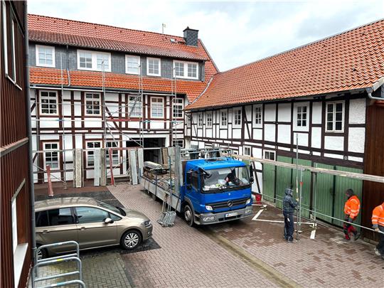 Im Innenhof des Seesener Rathauses erfolgt der Aufbau des Fassadengerüsts, um an die Dachflächen zu kommen. Nur die von der Straße abgewandten Seite werden mit Solarmodulen versehen. Foto: Stadt Seesen