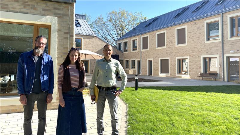 Im Innenhof des neuen Kinder- und Jugendhauses der Lebenshilfe in Harlingerode: Hausleiter Benjamin Friebel, Lebenshilfe-Pressereferentin Annika Matthies und Geschäftsführer Sven Dickfeld (v.l.)