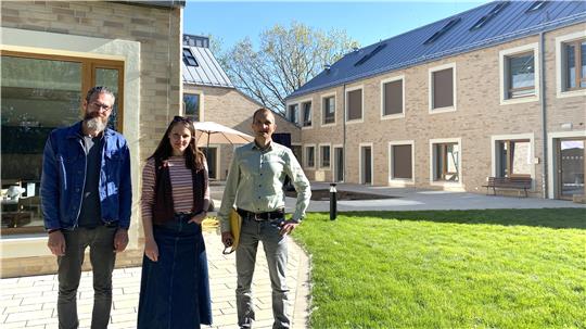 Im Innenhof des neuen Kinder- und Jugendhauses der Lebenshilfe in Harlingerode: Hausleiter Benjamin Friebel, Lebenshilfe-Pressereferentin Annika Matthies und Geschäftsführer Sven Dickfeld (v.l.)