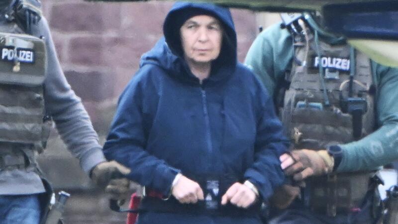 Anklage gegen Ex-RAF-Terroristin Klette noch nicht absehbar Im Innenhof eines Behördenzentrums wird die frühere RAF-Terroristin Daniela Klette zu einem Hubschrauber geführt.