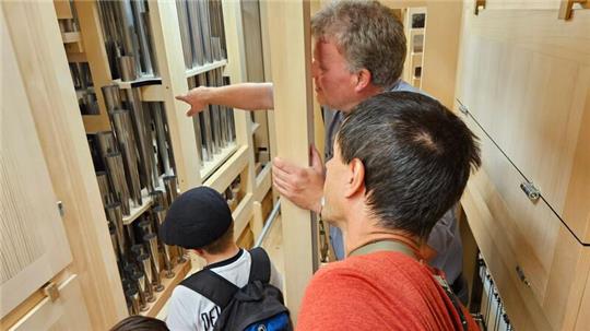 Im Inneren der Orgel erklärt Kantor Arno Janssen die Mechanik des großen Klanginstrumentes.