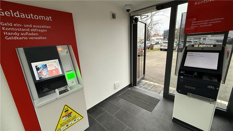 Im Inneren findet sich ein Geldautomat und ein SB-Terminal.