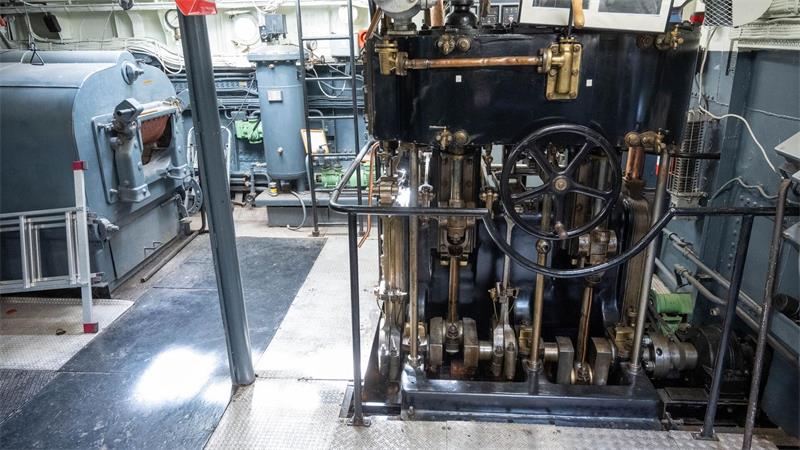 Über 135 Jahre alte Eisenbahndampffähre sucht neue Betreiber Im Inneren zeigt sich historische Antriebstechnik.