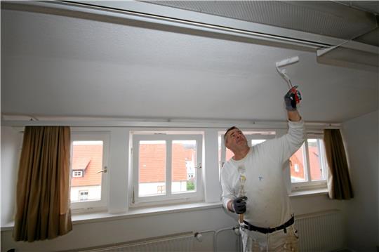 Im Innern des Rathauses haben die Renovierungsarbeiten schon begonnen. Der Maler versieht die alten Büros mit einem neuen Anstrich. Unterm Dach werden die Mitarbeiter des neuen Hauptamts untergebracht werden. Fotos: Gereke, Privat