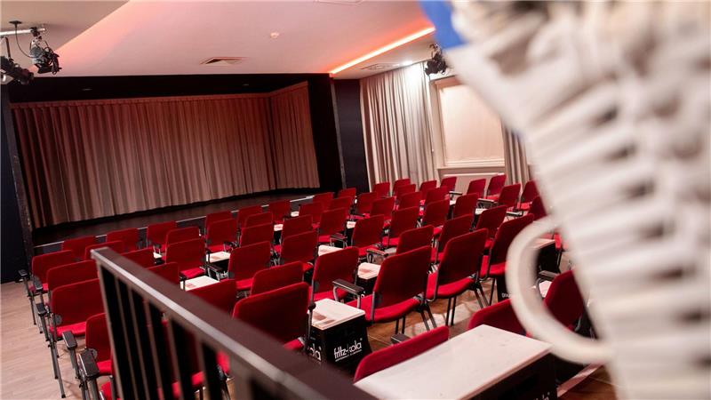 Ohne Böller und Raketen: Diese Orte feiern Silvester ruhiger Im Inselkino von Spiekeroog läuft am Silvesterabend „Dinner for one“. (Archivbild)