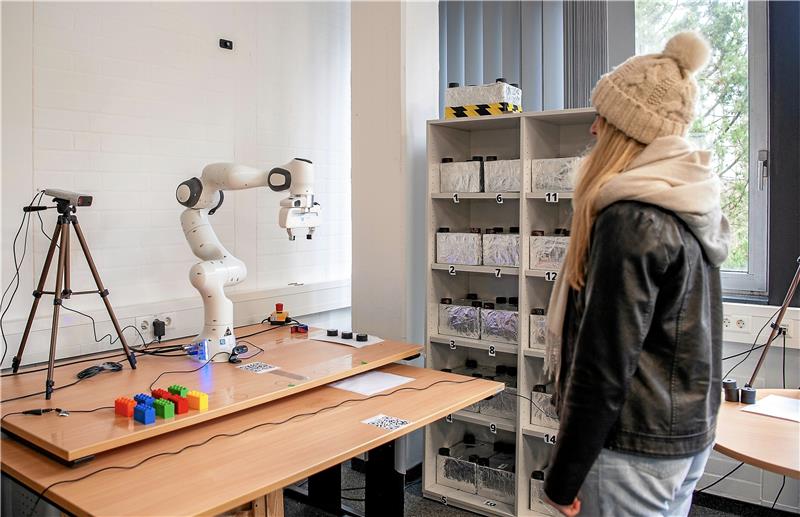 TU Clausthal: Info-Tag ist Entscheidungshilfe für Schüler Im Institut für Elektrische Informationstechnik wird ein kollaborierender Roboter mittels Kopfbewegungen gesteuert. Foto: Dell’Aquila/TU Clausthal