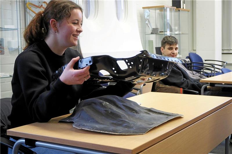 TU Clausthal: Info-Tag ist Entscheidungshilfe für Schüler Im Institut für Polymerwerkstoffe und Kunststofftechnik geht es um den Vergleich von Metall und Kunststoff. Foto: Ernst/TU Clausthal