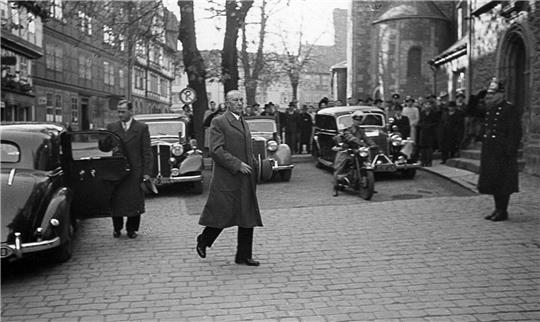 Im Jahr 1950: Konrad Adenauer, damals Kanzler der Bundesrepublik Deutschland, an der Marktkirche in Goslar auf dem Weg ins Rathaus.