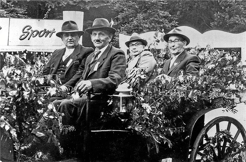 Im Jahr 1965 werden die Vereinsmitbegründer im Umzugswagen kutschiert (v.li.): Karl Marten, Karl Lowes, Helmut Ziegenbein und Gustav Kassebaum.