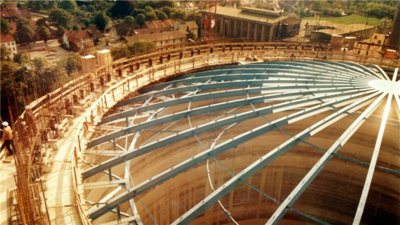 Wie die Zuckerfabrik bei den Schladenern Erinnerungen weckt Im Jahr 1977 werden die beiden Zuckersilos der Fabrik errichtet, die noch heute stehen.