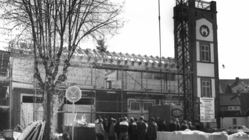 Im Jahr 1980 wird im neu errichteten Gerätehaus am Holzhof Richtfest gefeiert. Bis heute haben die Ortsfeuerwehr Bad Harzburg und das Stadtkommando hier ihr Hauptquartier.