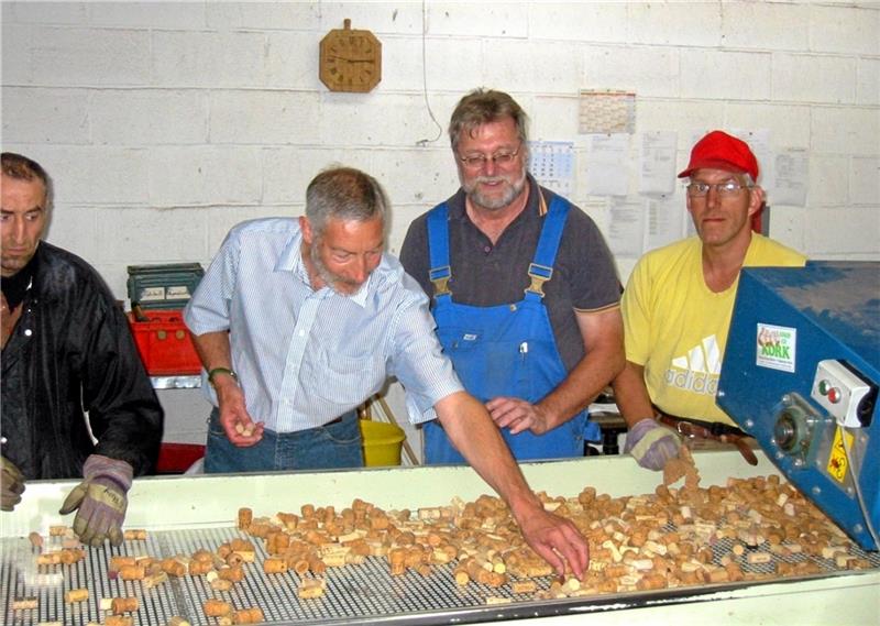 Im Jahr 2010 besichtigt Bad Harzburgs Bürgermeister Ralf Abrahms (l.) die Werkstätten der Diakonie in Kehl, für die er seit 1995 Korken sammelt. Seit 2014 werden die Verschlüsse zwar nicht mehr vor Ort recycelt, von dort jedoch an entsprechende Firmen weitergegeben. Foto: GZ-Archiv