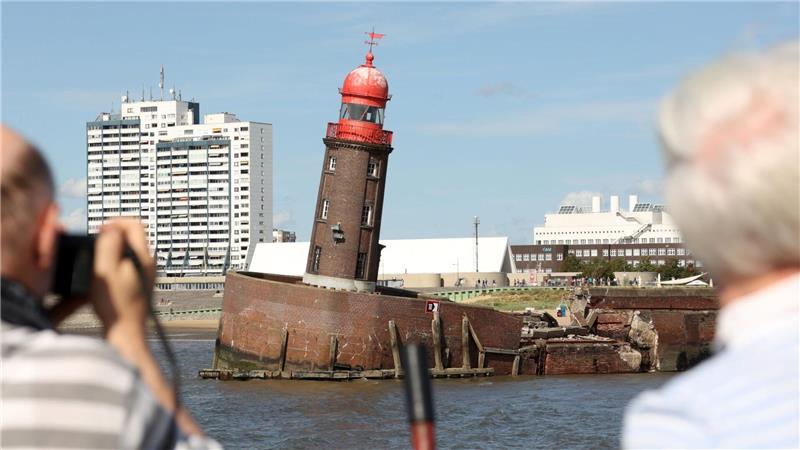Im Jahr 2022 sorgte der schiefe Moleturm in Bremerhaven für Schlagzeilen - nun wird eine neue Nordmole gebaut. 