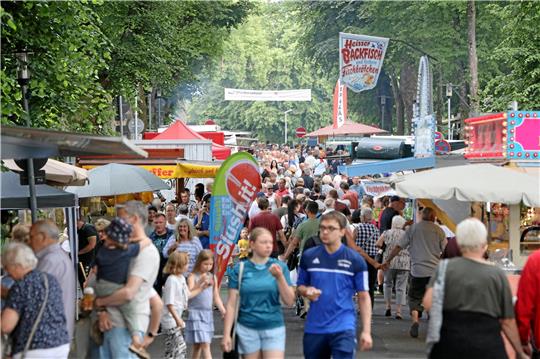 Im Jahr 2022 strömen viele Besucher zum Bergbauernmarkt. Archivfoto: Neuendorf