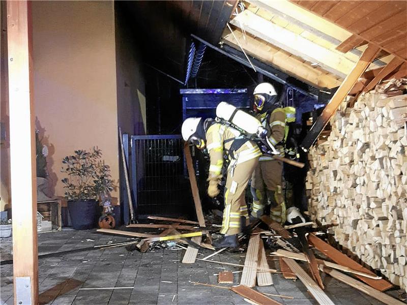 Im Januar 2022 brennt ein Carport in Bettingerode. Die Feuerwehr kann verhindern, dass die Flammen auf das Wohnhaus übergreifen. Foto: GZ-Archiv