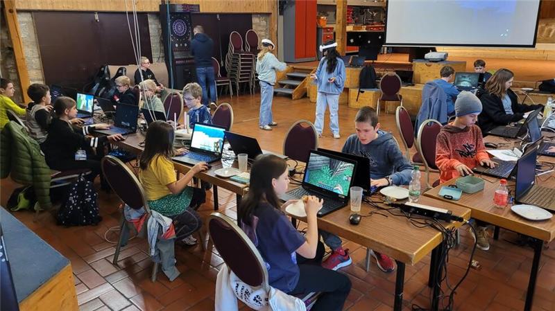 Ferienpassaktion lässt Ideen spielerisch zum Leben erwachen Im Jugendtreff erleben die Ferienpasskinder Minecraft auf zwei verschiedene Arten: Klassisch am Bildschirm und noch interaktiver per VR-Brille.