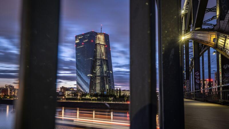 Erstmals seit Inflationswelle: EZB senkt Zinsen Im Juli 2022 beendete die EZB ihre Politik der Null- und Negativzinsen, um die Inflation in den Griff zu bekommen.