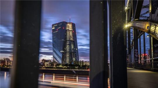 Im Juli 2022 beendete die EZB ihre Politik der Null- und Negativzinsen, um die Inflation in den Griff zu bekommen.