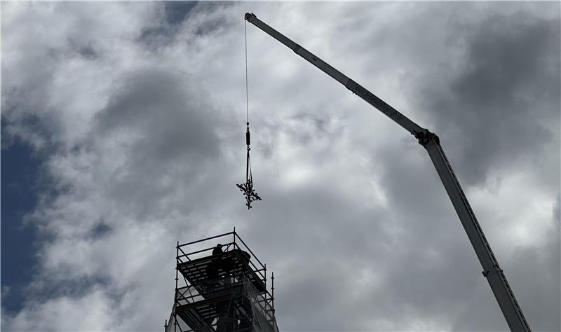 Der Turm der Trinitatiskirche bekommt am Freitag das Kreuz zurück Im Juli 2023 ist das Kreuz für die Sanierungsarbeiten vom Turm der Trinitatiskirche genommen worden. Am Freitag nun soll es wieder angebracht werden.