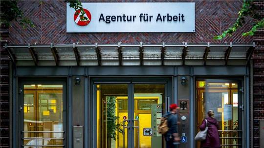 Im Juli ist die Zahl der Arbeitslosen im Vergleich zum Vormonat, wie saisonal üblich, leicht angestiegen.