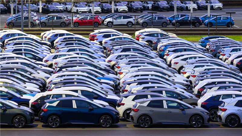 Fast jedes fünfte neue Auto im Juli fährt elektrisch Im Juli kamen etwa elf Prozent mehr Neuwagen auf die Straßen in Deutschland als im Vorjahresmonat. (Archivbild)