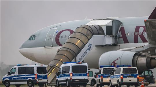 Dobrindt schickt Beamte zu Taliban – Grüne und Linke warnen Im Juli startete von Leipzig/Halle aus der bisher zweite Abschiebeflug seit der Machtübernahme der Taliban 2021 nach Afghanistan. An Bord waren nach Behördenangaben 81 Straftäter.