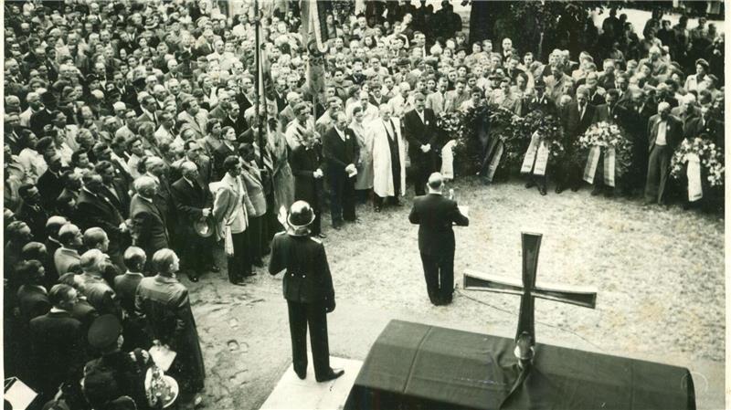 Im Juni 1953 wird vor der Kirche ein Denkmal für die Gefallenen der Weltkriege enthüllt.