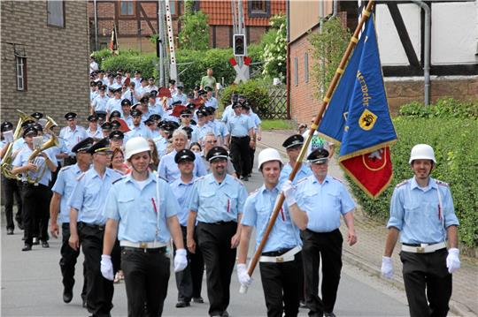 Im Juni 2016 ist das Blau der Feuerwehr die bestimmende Farbe in Nauen. Das ganze Dorf ist auf den Beinen, als die Ortswehr ihren 90. Geburtstag mit einem großen Festumzug krönt. Archivfoto: Gereke