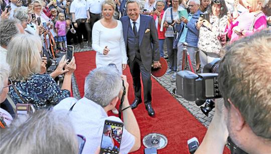 Im Juni 2022 zeichnet Oberbürgermeisterin Urte Schwerdtner Schlagerstar Roland Kaiser mit dem Paul-Lincke-Ring aus. Jetzt soll der Musikpreis umbenannt werden.