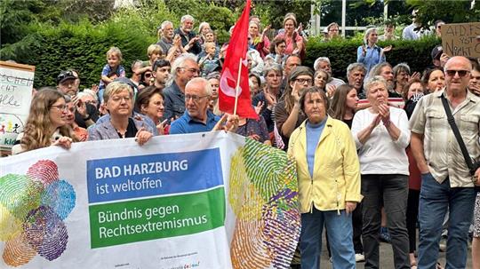 Im Juni 2024 demonstrieren 250 Bürgerinnen und Bürger im Badepark gegen einen „Bürgerdialog“ der AfD.