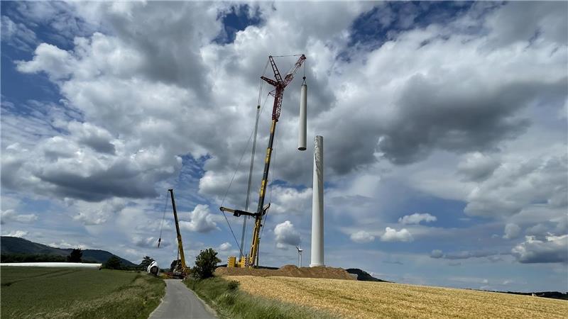 Im Juni 2024 werden zwei Windräder im Kalten Feld bei Harlingerode in Vorbereitung auf ein Repowering zurückgebaut.