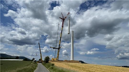 Im Juni 2024 werden zwei Windräder im Kalten Feld bei Harlingerode in Vorbereitung auf ein Repowering zurückgebaut.