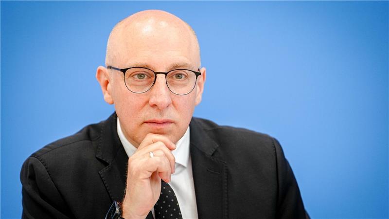 Im Juni stellte Sinan Selen - damals noch Vizepräsident des Bundesamtes für Verfassungsschutz - gemeinsam mit Bundesinnenminister Alexander Dobrindt (CSU) den Jahresbericht seiner Behörde für 2024 vor. (Archivbild)