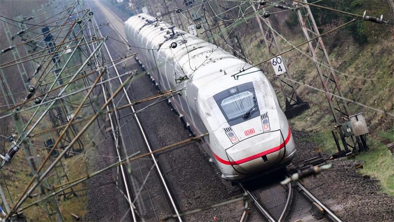 Zu spät, zu teuer, zu kaputt? Wo es bei der Bahn hakt Im Juni war erneut fast jeder zweite Fernzug verspätet unterwegs. (Archivbild)