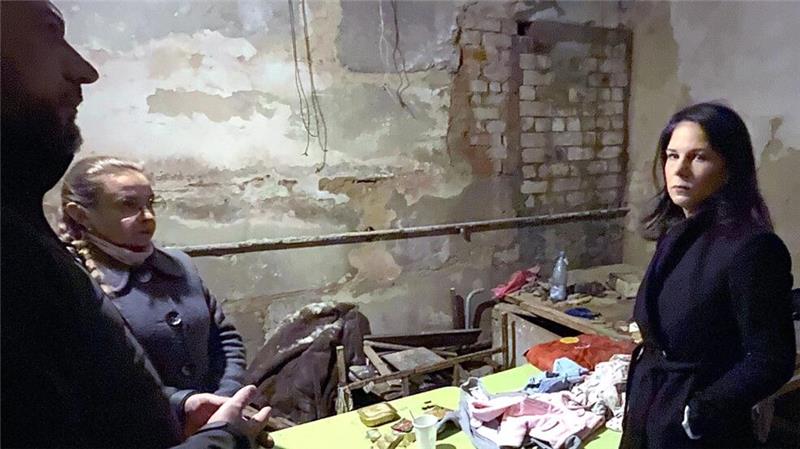 Baerbock fordert von Partnern mehr Unterstützung für Ukraine Im Keller der Dorfschule von Jahidne, die damals Hauptquartier der Besatzer war, setzten die Russen vom 3. bis zum 31. März 2022 mehr als 350 Bewohnerinnen und Bewohner fest.